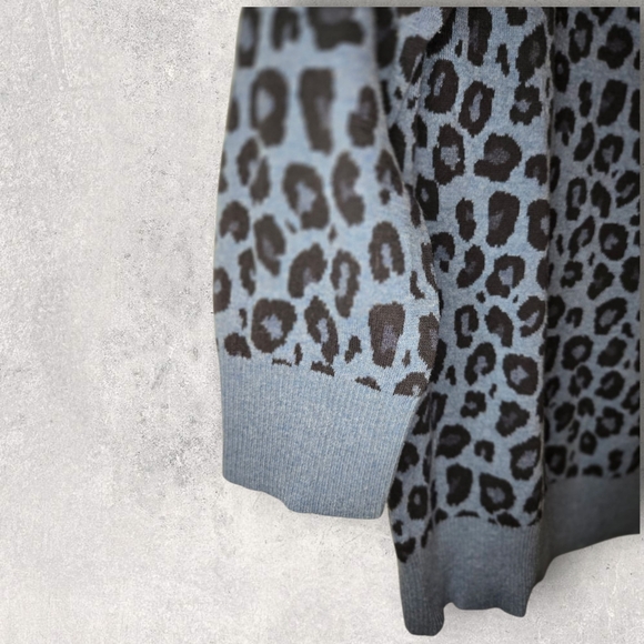Liz Claiborne Blue Leopard Print Sweater - Picture 4 of 5